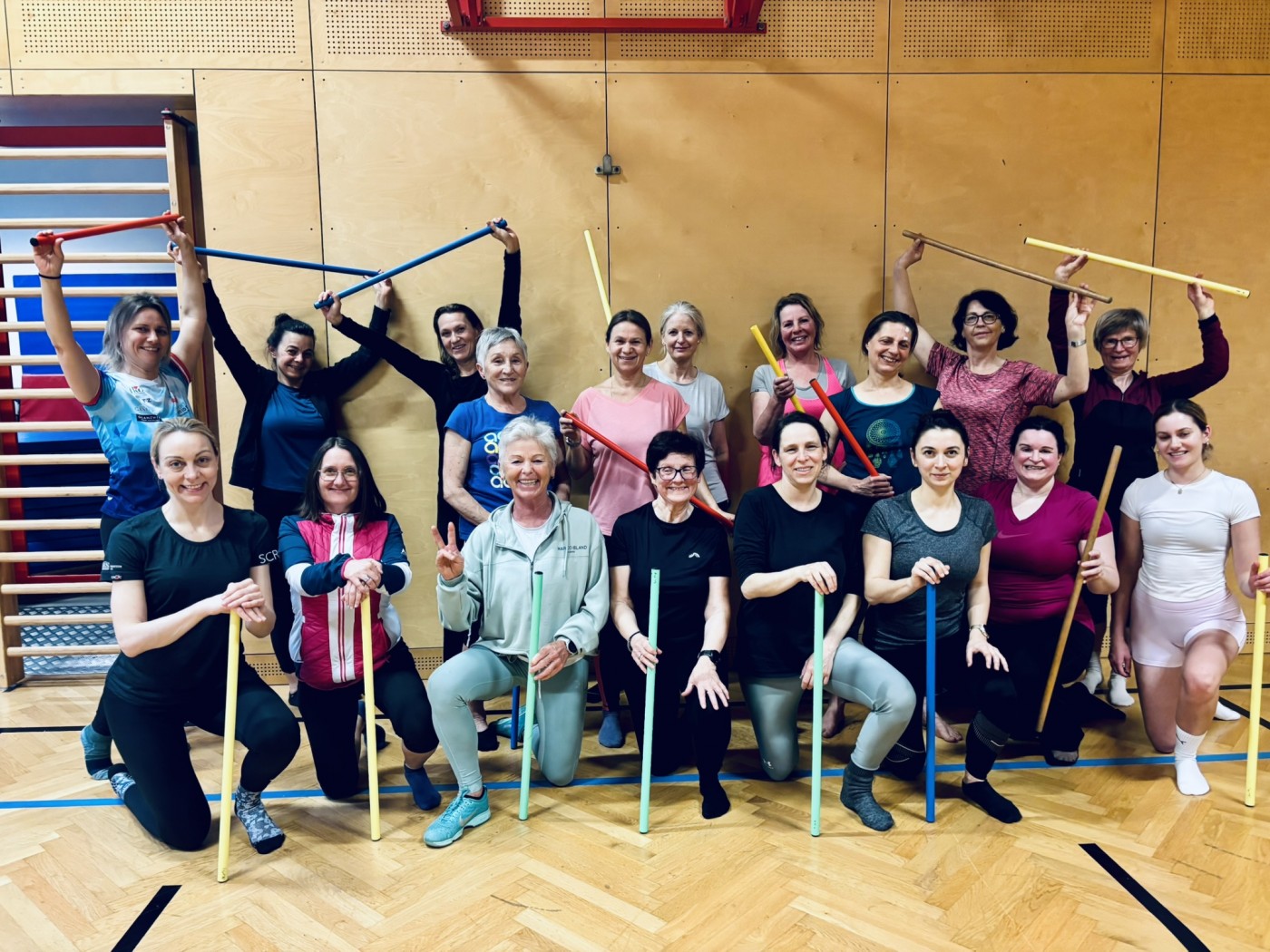 Kursteilnehmerinnen in der HAK bei Pilates mit dem STAB